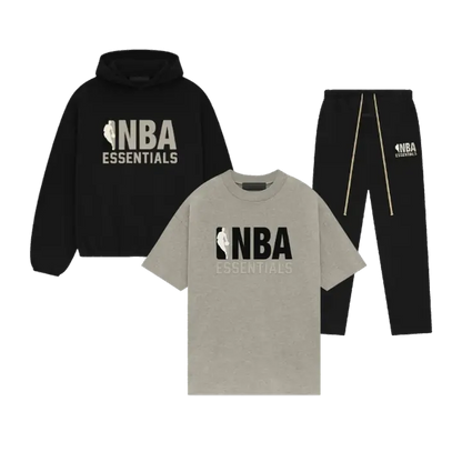 Voorbeeld: Fear of God Essentials trainingspak met t-shirt. Jij kiest zelf je trainingspak en t-shirt.